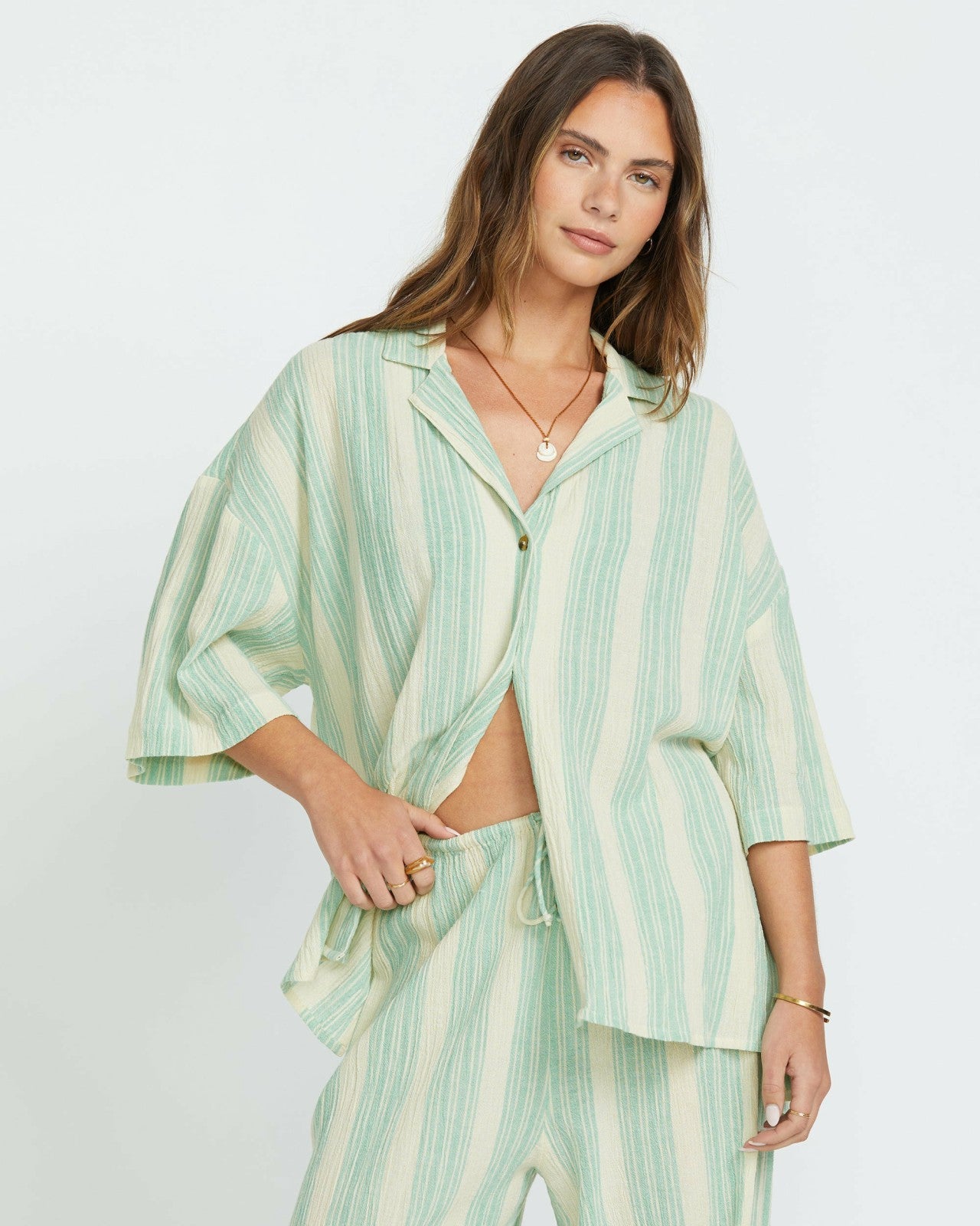 Beach Side Short Sleeve Shirt | Island Green Billabong