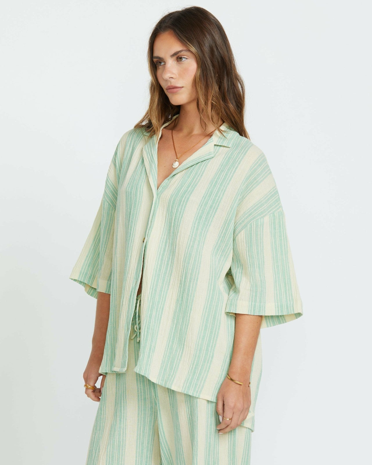 Beach Side Short Sleeve Shirt | Island Green Billabong