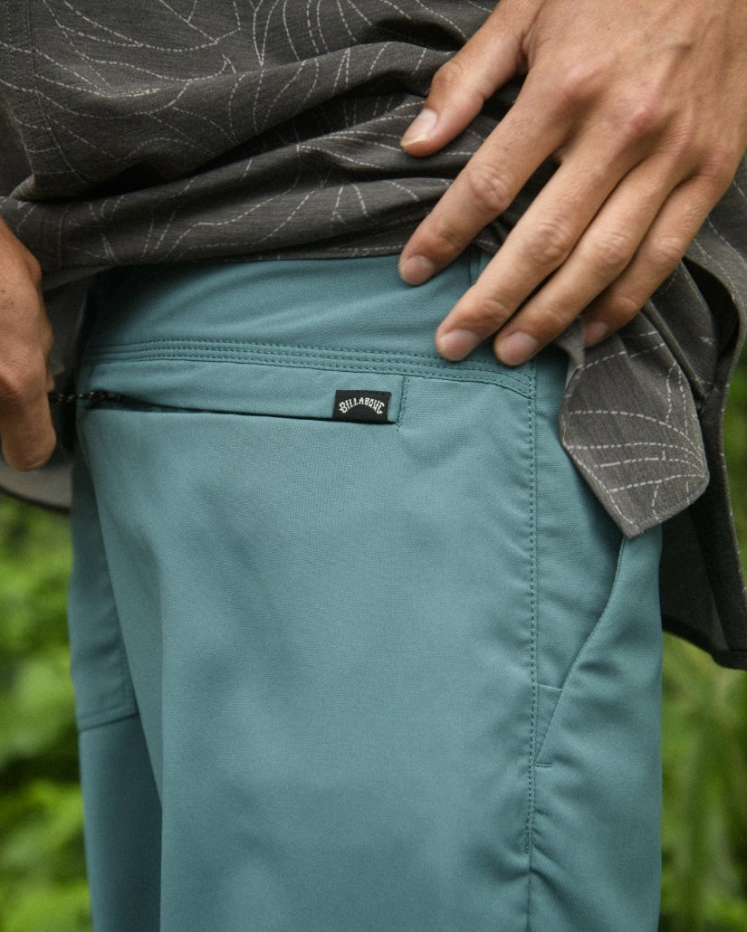 Surftrek Journey 20" Hybrid Shorts | Marine Billabong